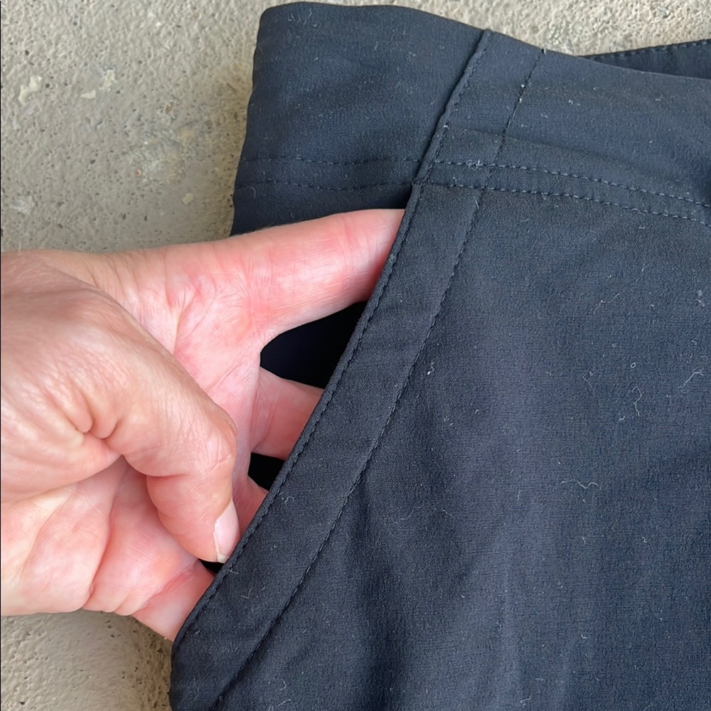 Like new Columbia Black Athletic capris Classic Fit - Picture 4 of 13